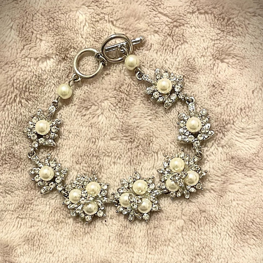 Elegant Floral Pearl Bracelet with Pearls and Cubic Zirconia